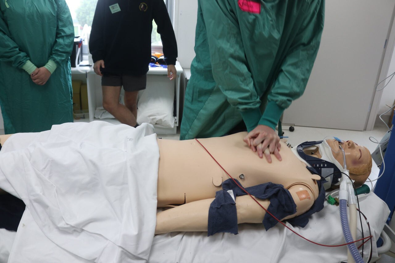 Using a dummy to train cardiac resuscitation